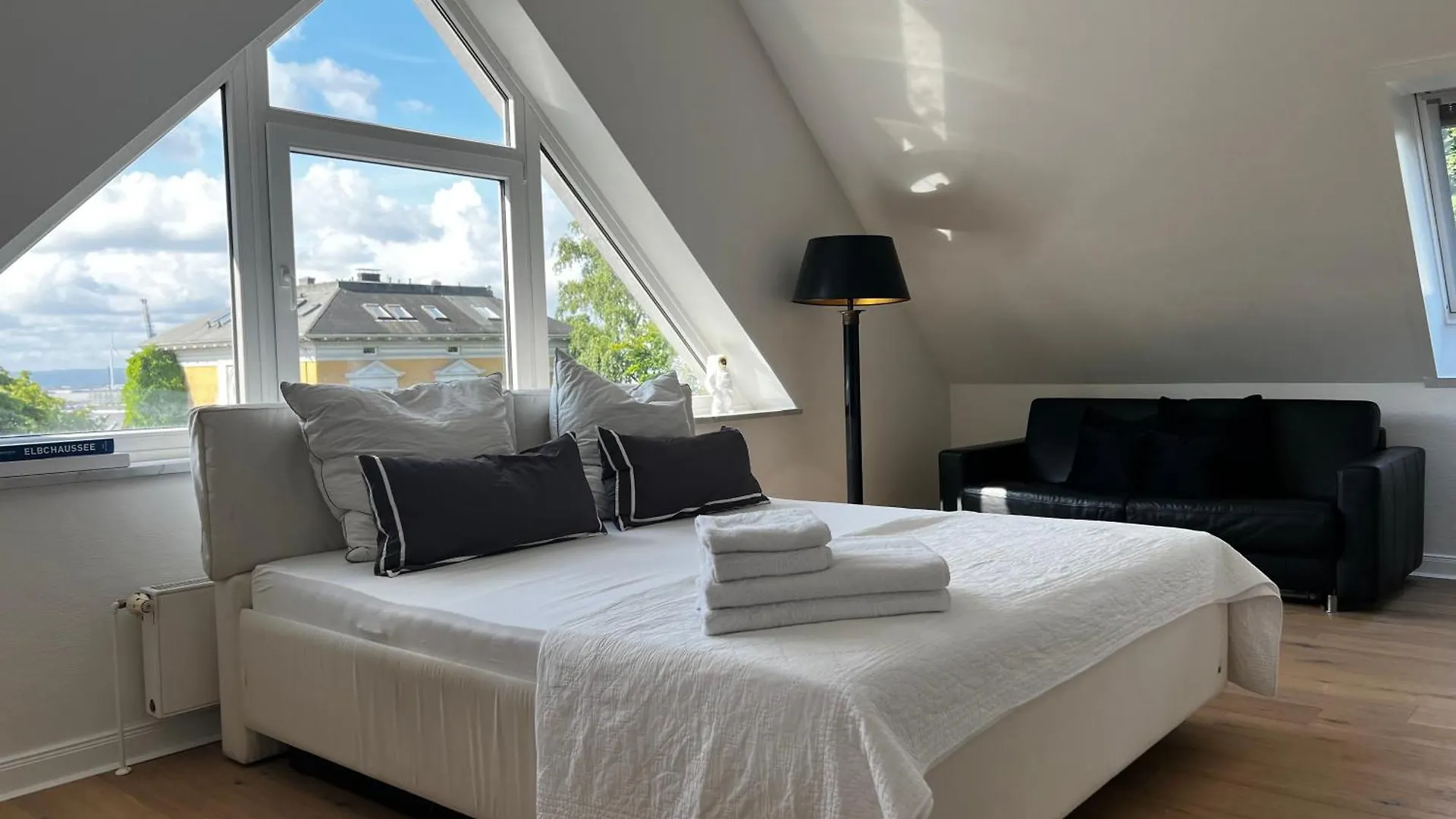 Maritimer Maisonette Wohntraum An Der Elbe Hamburg Germany
